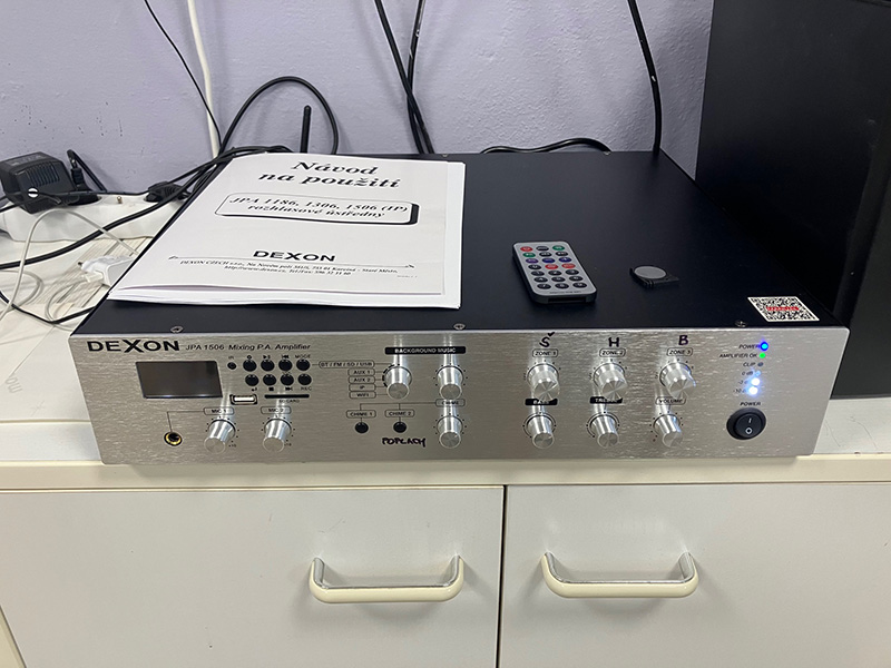 Rozhlasová ústředna JPA 1506 ozvučuje bazén