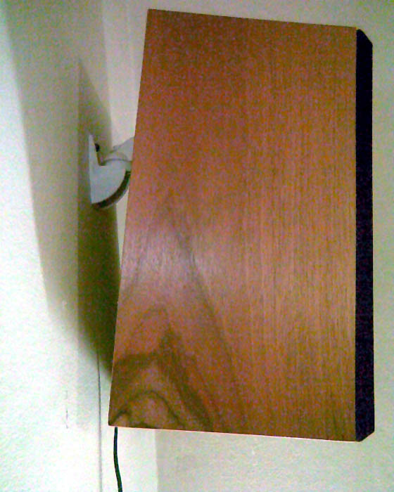 Plastový kloubový držák u domácích reprosoustav