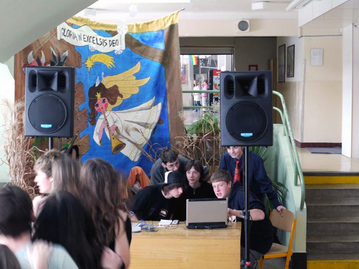 Školní ozvučovací sestava s BC 1200A, MBD 910 a Xenyx 502