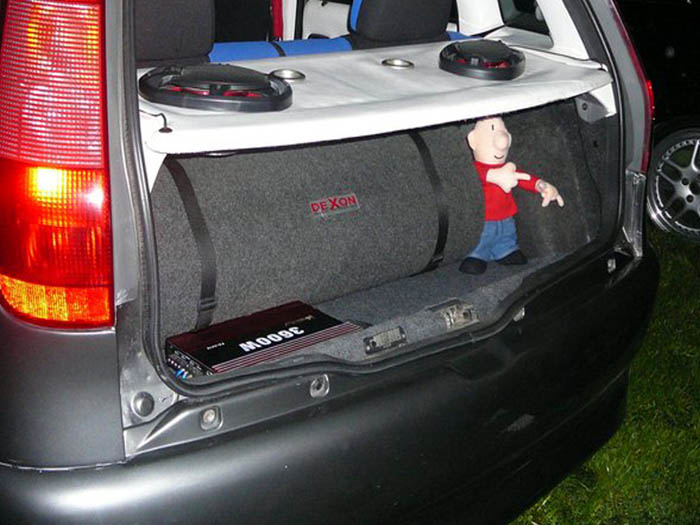 Fiat Punto se subwooferem SCS 2203