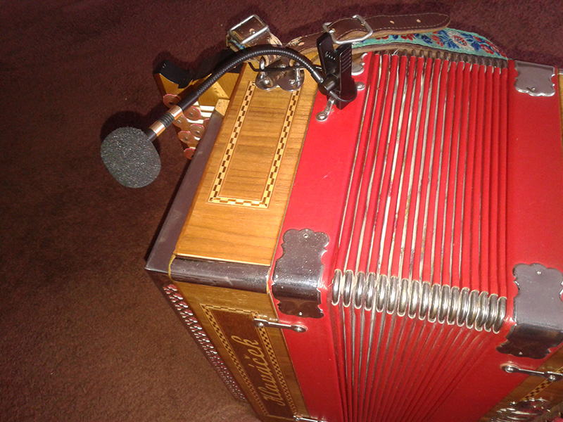 Mikrofon HM 9 a zdroj HZ 10 ozvučují akordeon one man show