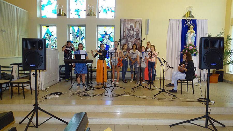 Ozvučení scholy v kostele reprosoustavami BC 1200A a mikrofony MD 505, MC 110