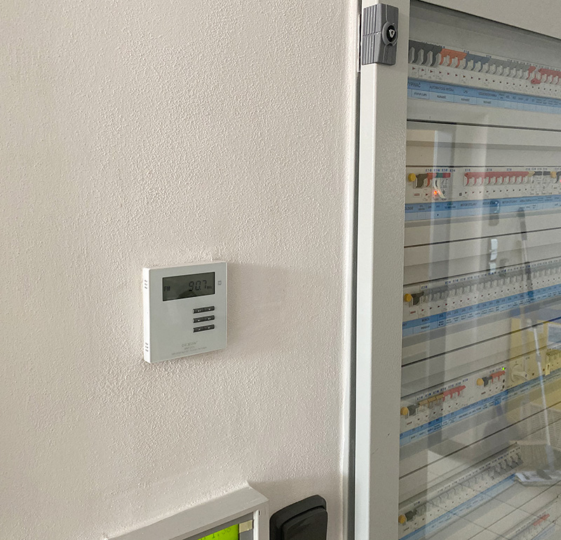 Nástěnný přehrávač MRP 2171 a reproduktory RP 122 v prodejně