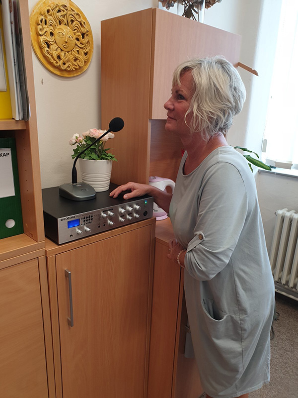 Ústředna JPA 1186, reprosoustavy SPT 621 a mikrofon PA 570 pro ozvučení základní školy