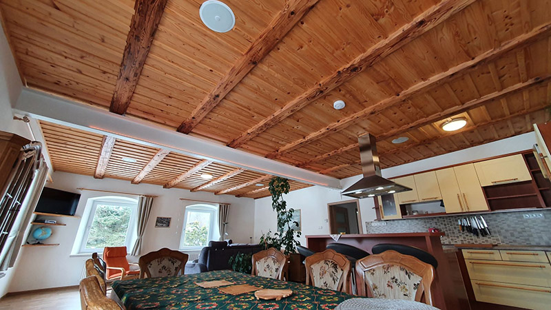 RP 122, RPT 82, RPT 102, JPA 1032 ozvučují dům z roku 1848