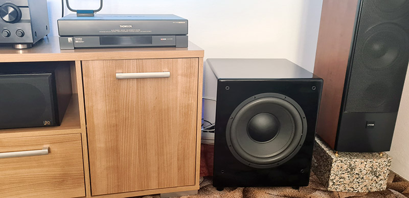 Subwoofer SUB 1201A v obývacím pokoji