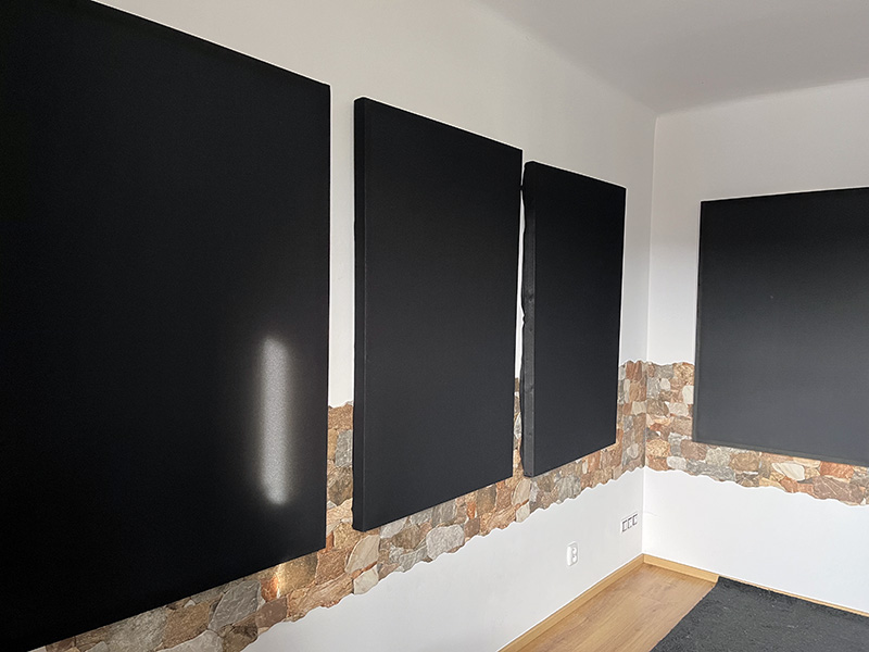 Akustické panely vyrobené z průzvučné tkaniny a tlumícího rouna