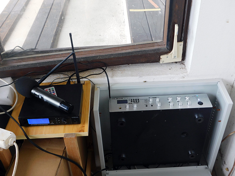 JPA 1185 a MBD 840 na tribuně fotbalového hřiště