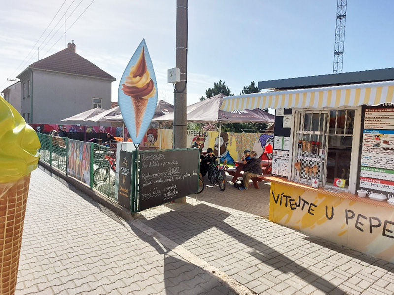 JPA 1186, SP 622, SP 512 ozvučují zmrzlinový stánek a zahrádku